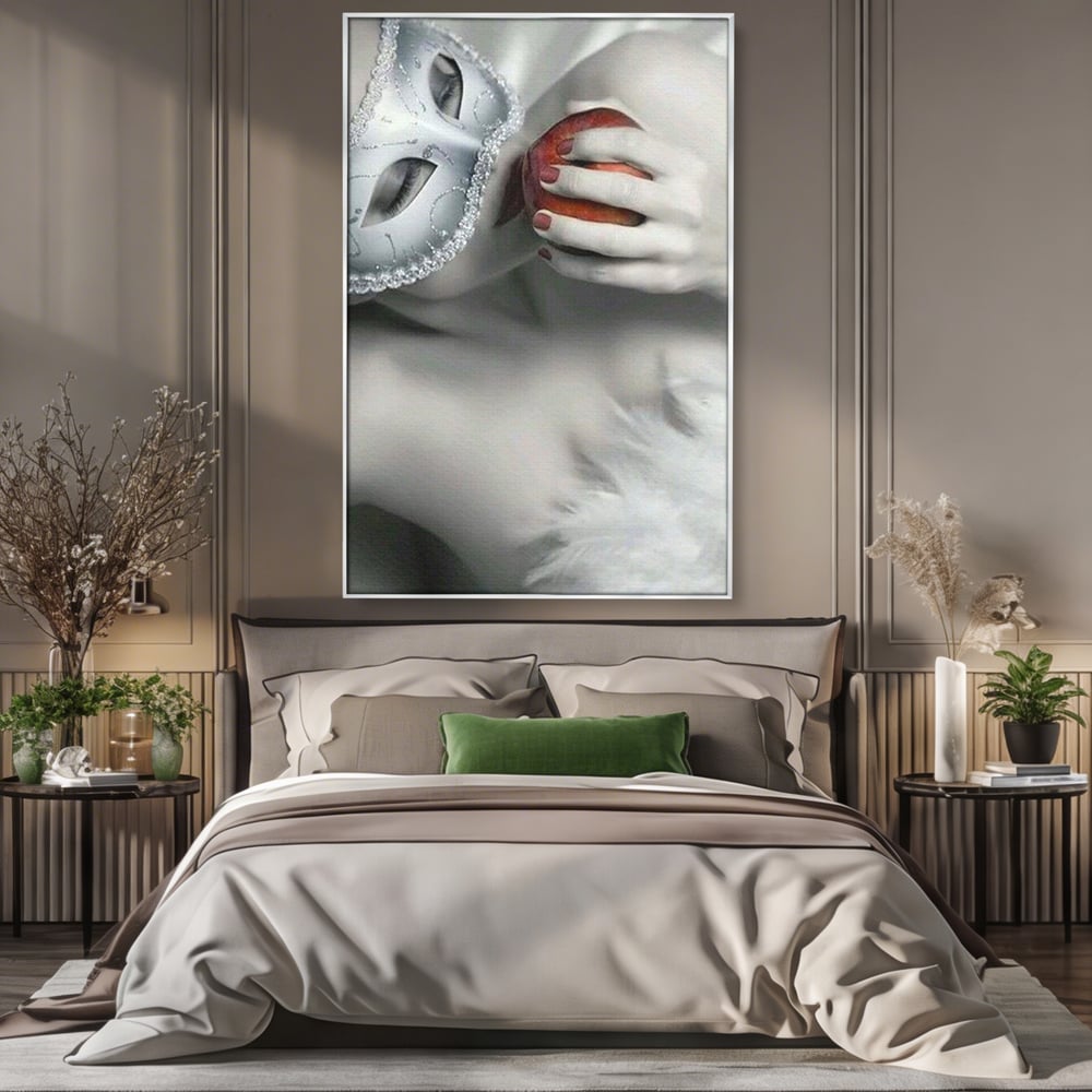 Tablou canvas cu tablou canvas cu masca si mar, in rama de aluminiu argintiu, pe perete intr-un dormitor